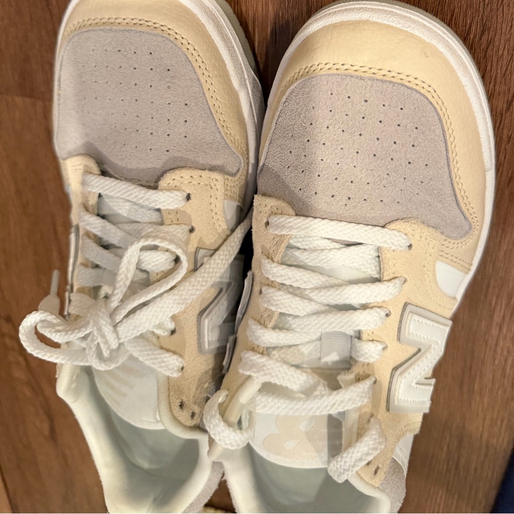 New Balance Women's Shoes - Cream and Gray